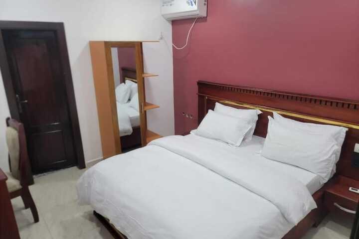 Room 7 of 12