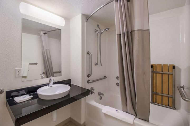 Standard Double Bed Accessible (5 of 5)