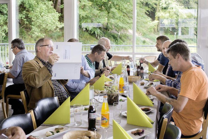 Dining 32 of 44