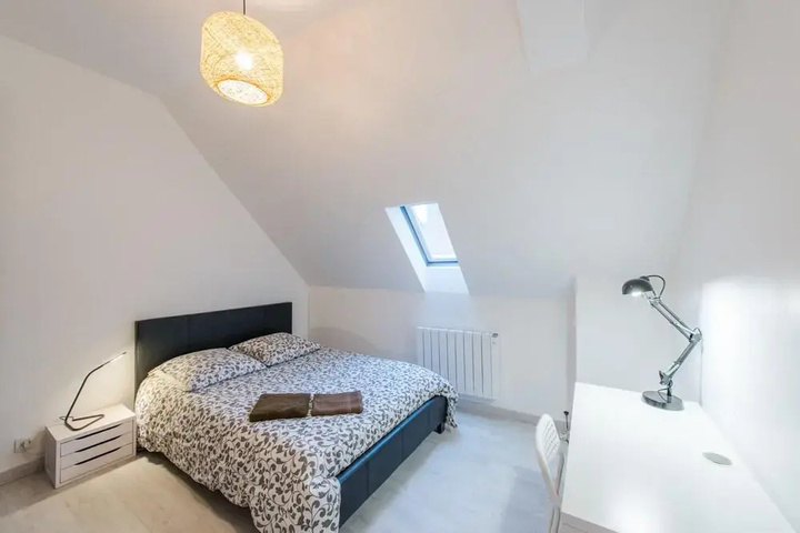 Room 5 of 16
