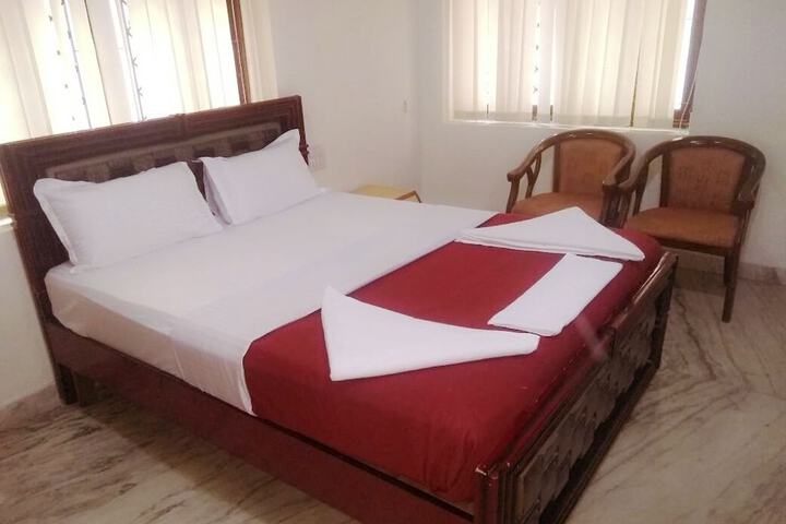 Room 4 of 8
