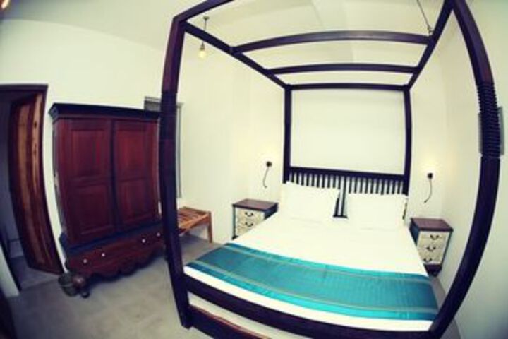 Room 8 of 18