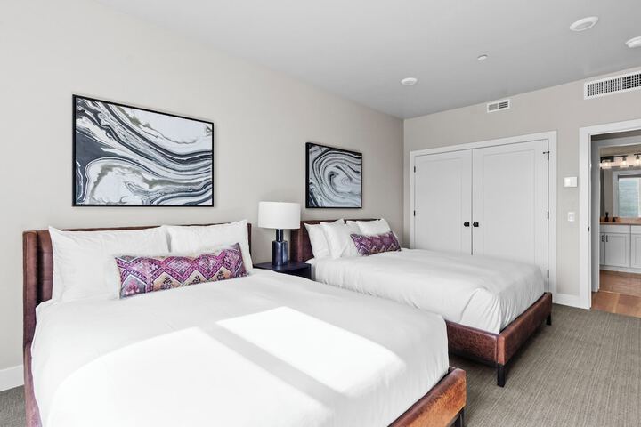 Room 40 of 215