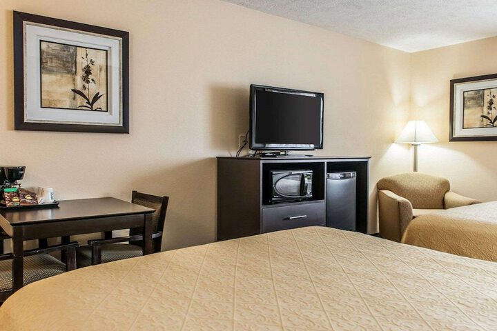 1 Queen Bed Accessible (16 of 18)