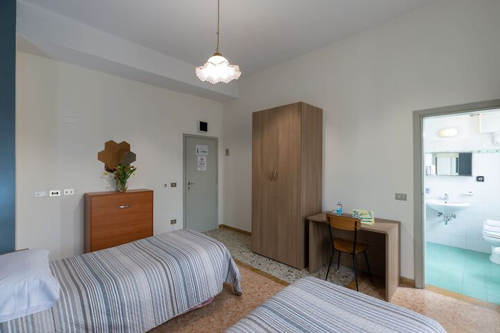 Room 11 of 50