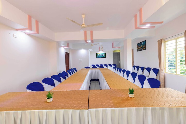Ballroom/Hall 27 of 38