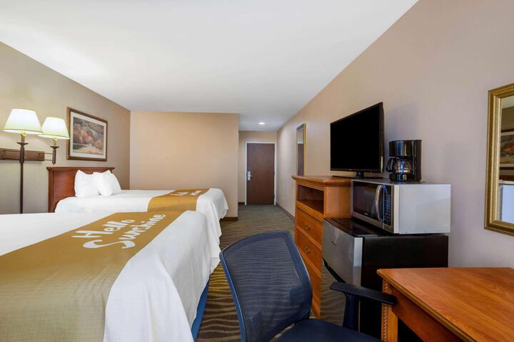 2 Queen Beds Accessible (11 of 12)