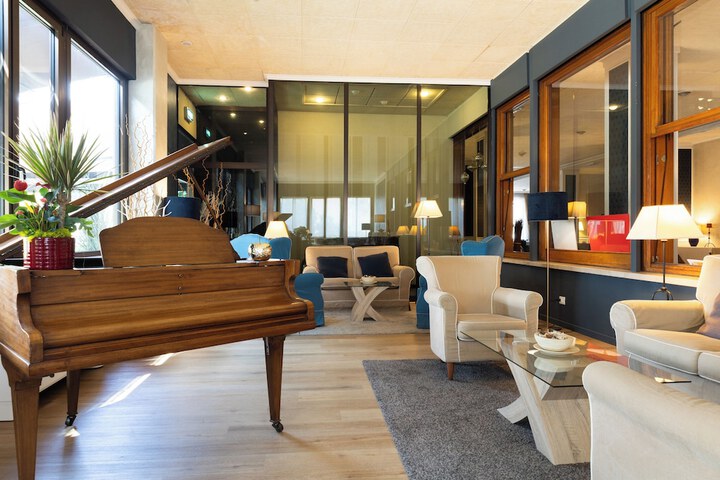 Entrance & Lobby