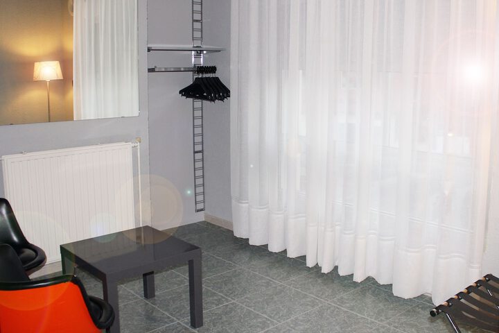 Room 17 of 28