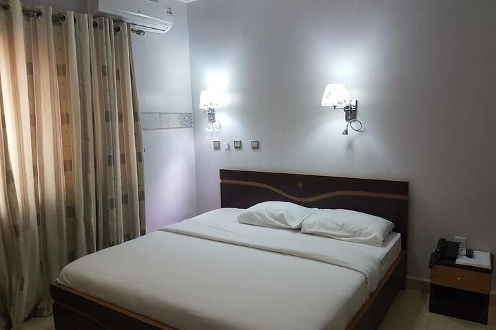 Room 6 of 9