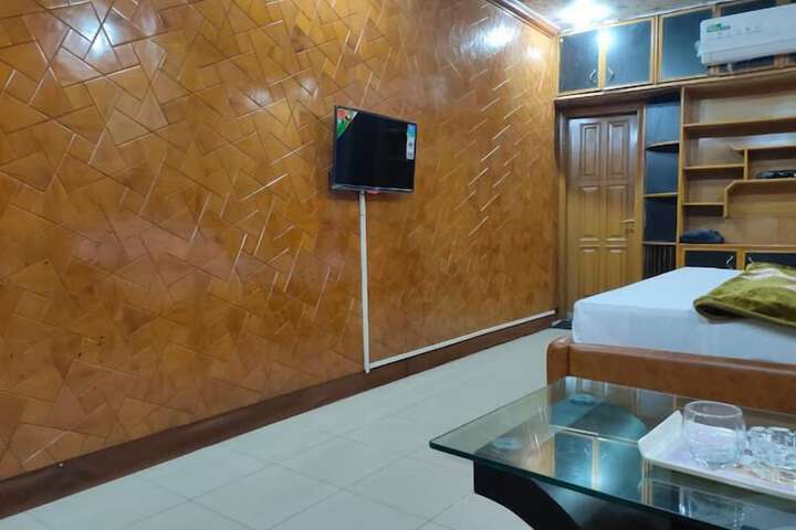 Room 3 of 10