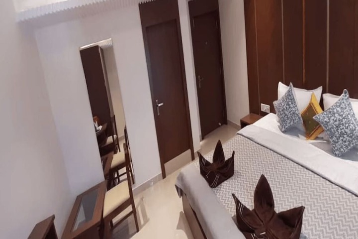 Room 6 of 18