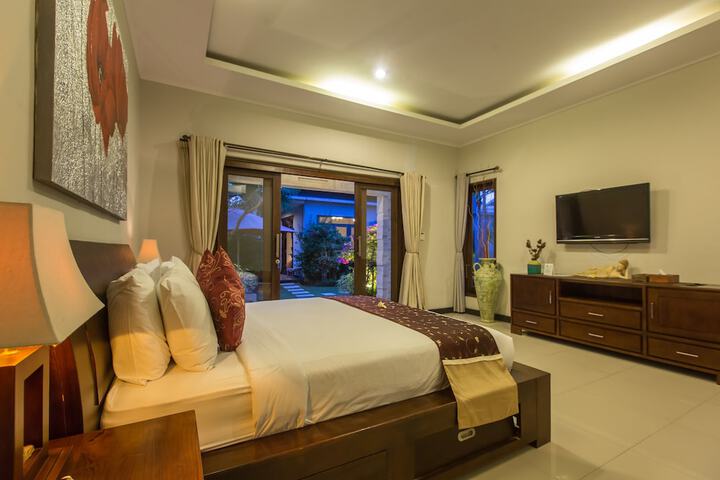 Room 2 of 33