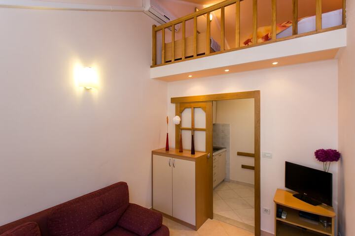 Room 27 of 40