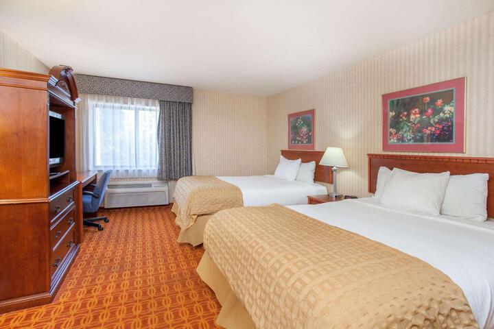 1 Queen Bed Mobility Accessible (4 of 5)