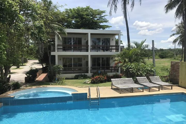 At-Pran Sunrise Beach Resort in Sam Roi Yot