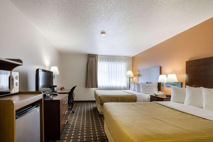 1 Queen Bed Accessible (6 of 10)
