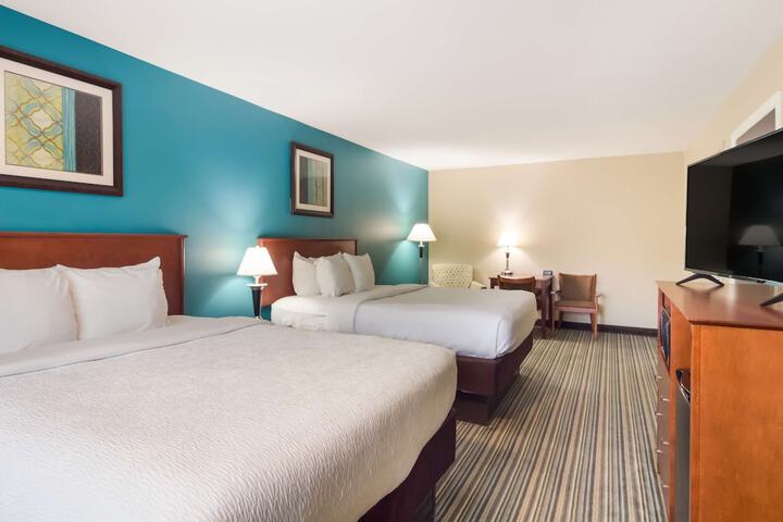 1 Queen Bed Microwave, Refrigerator, Coffee Maker Full Breakfast (14 of 26)