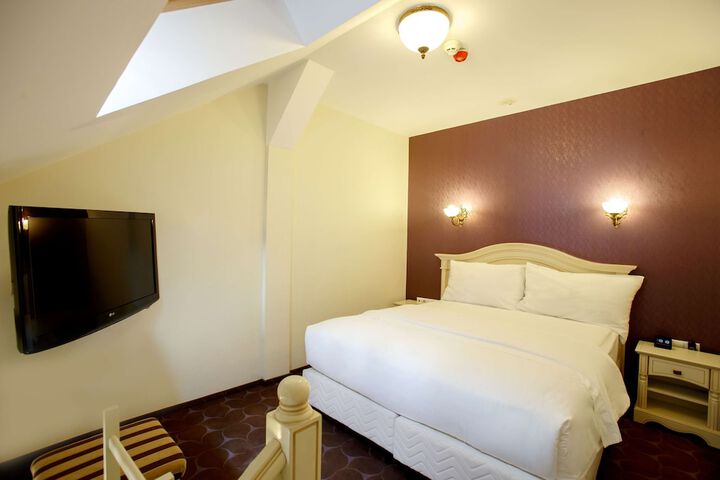 Room 9 of 28
