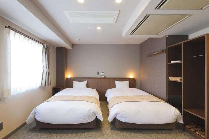 Room 8 of 40