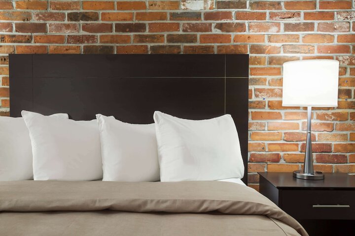 Room 16 of 28