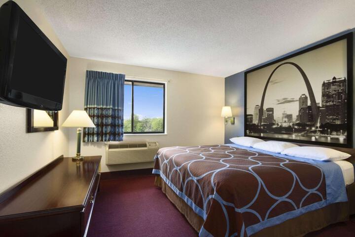 1 King Bed (1 of 18)