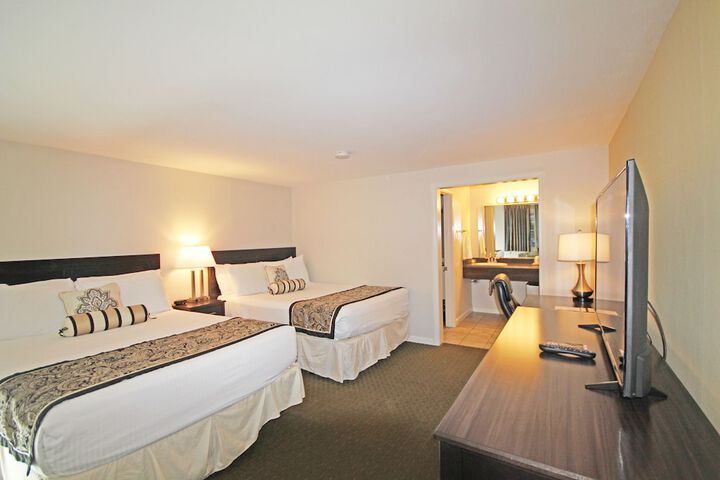 1 Queen Bed (3 of 14)