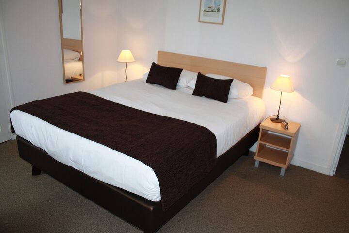 Room 6 of 63