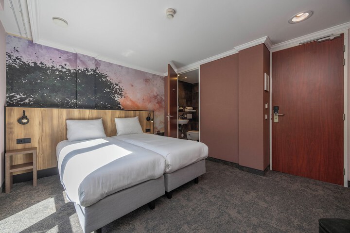 Room 9 of 42