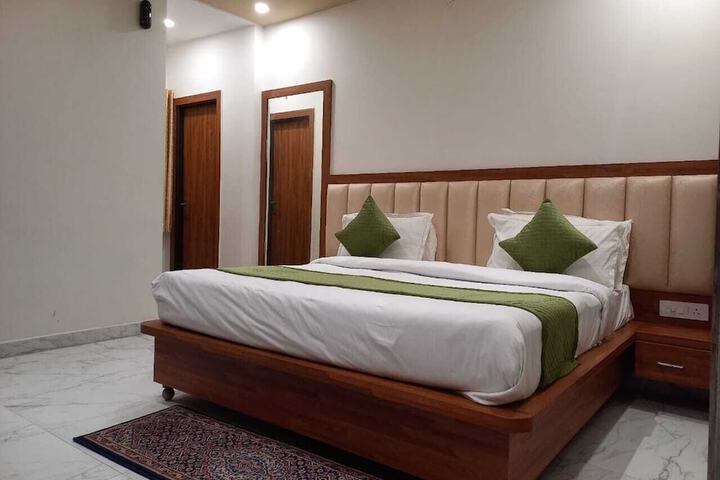 Room 6 of 38