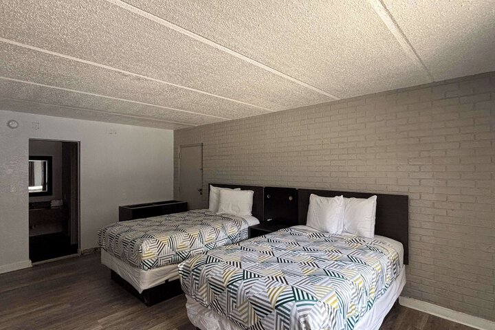 1 King Bed (4 of 19)