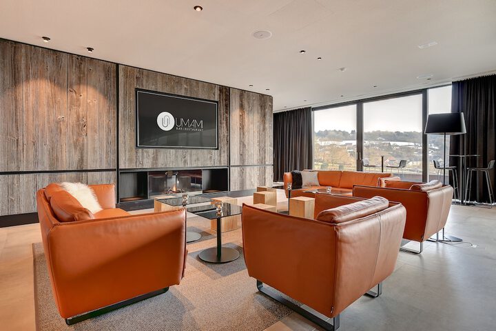 Lounge 44 of 50