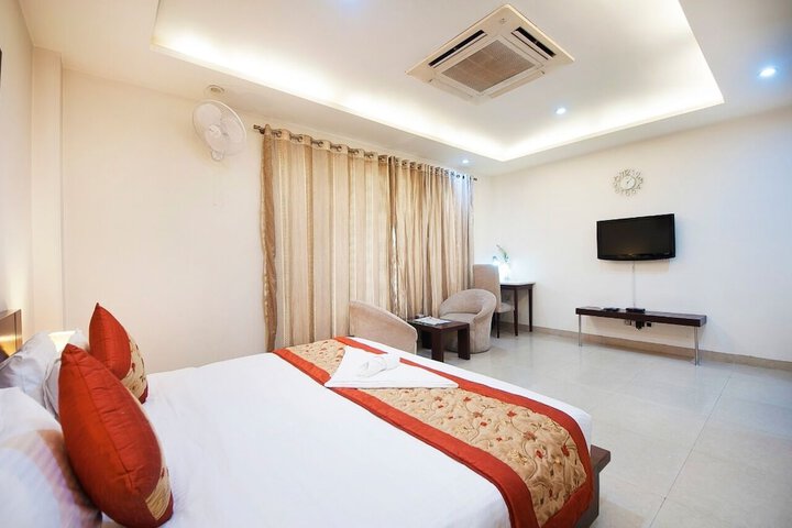 Room 4 of 16