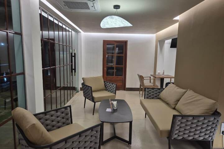 Lounge 82 of 104
