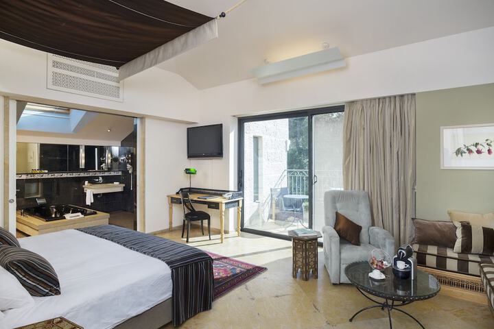 Room 10 of 150
