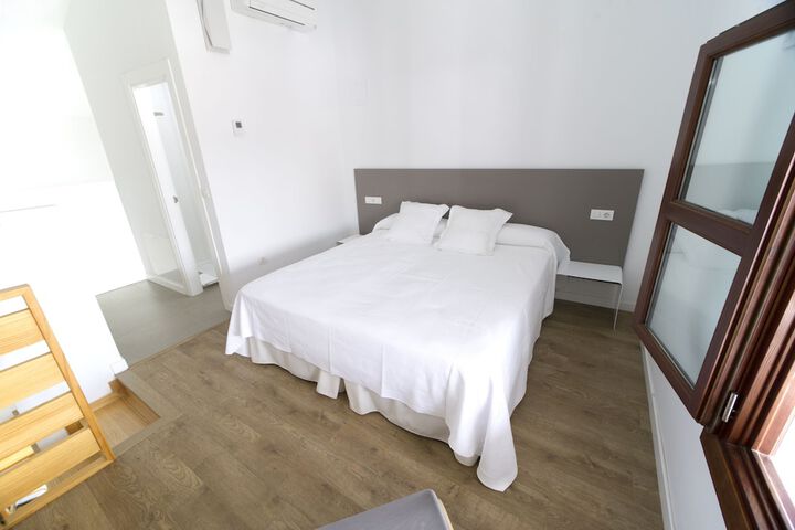 Room 4 of 145