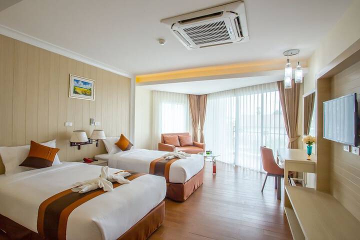 Room 25 of 102