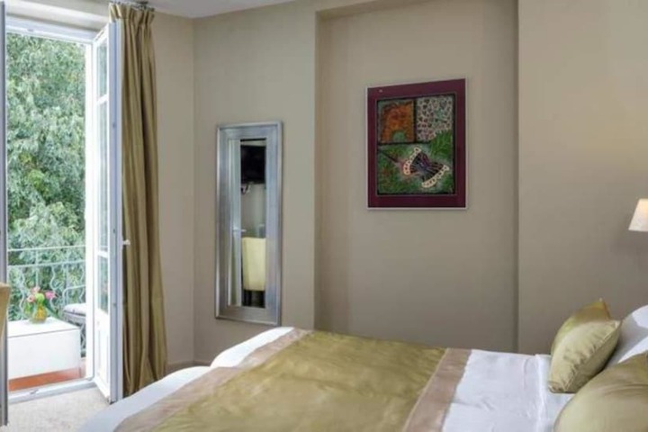 Room 6 of 32