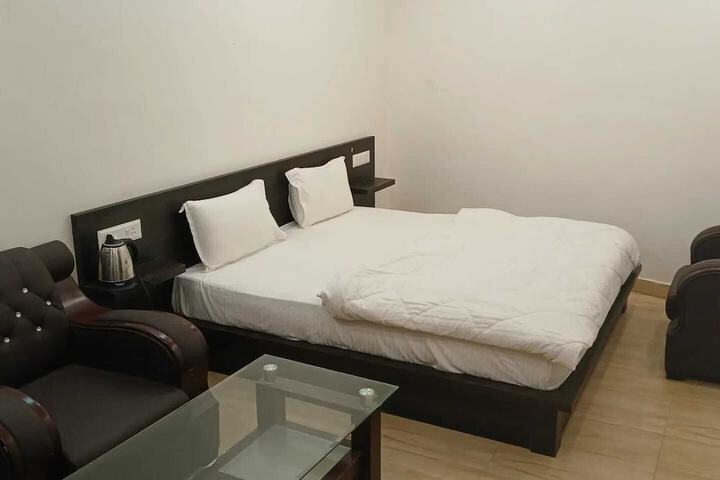 Room 2 of 10