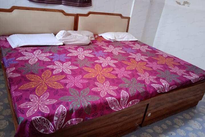 Room 5 of 16