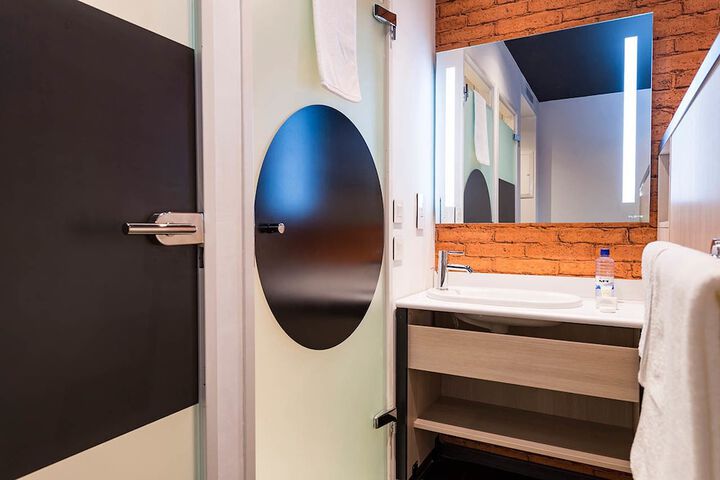 Room 16 of 40