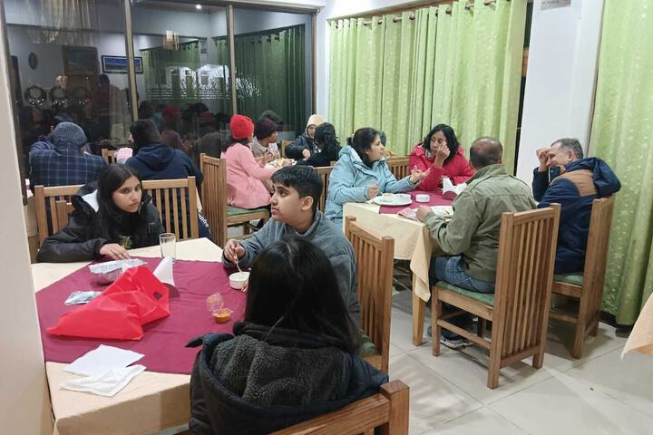 Dining 10 of 12