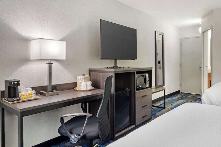 2 Queen Beds Microwave and Refrigerator WiFi Full Breakfast (1 of 6)