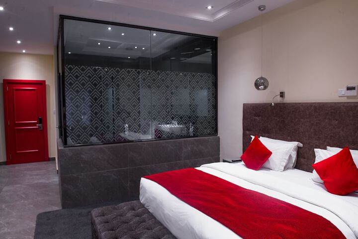 Room 4 of 33