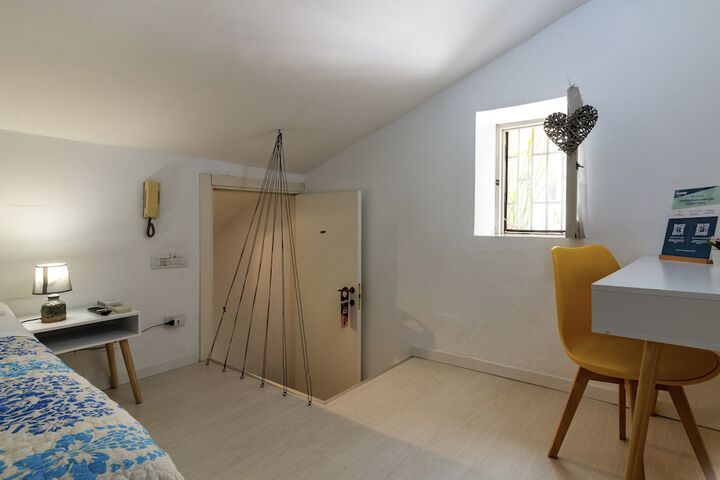 Room 21 of 32