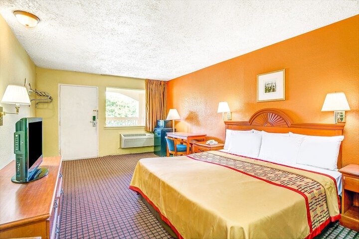 1 King Bed (9 of 11)