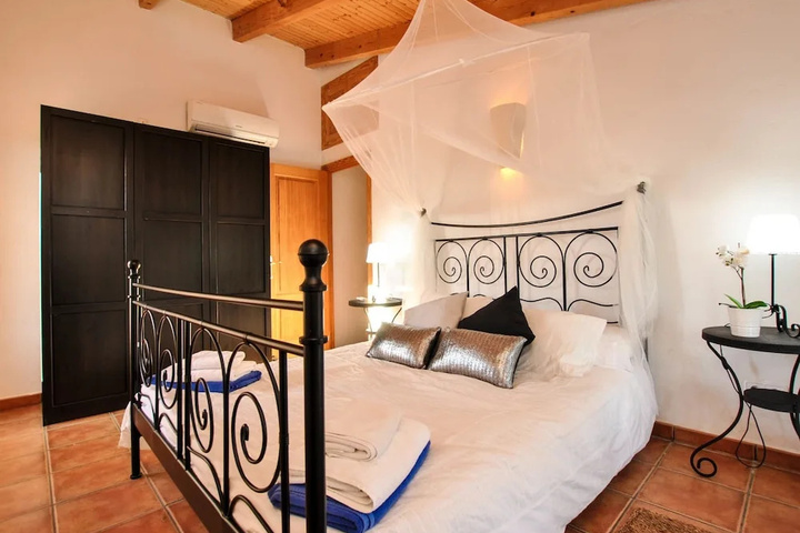 Room 4 of 15