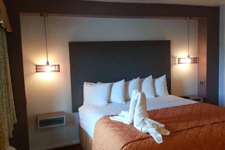 1 King Bed (2 of 4)