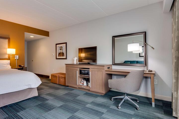 1 King with Sofa Bed Microwave, Refrigerator City View (17 of 23)