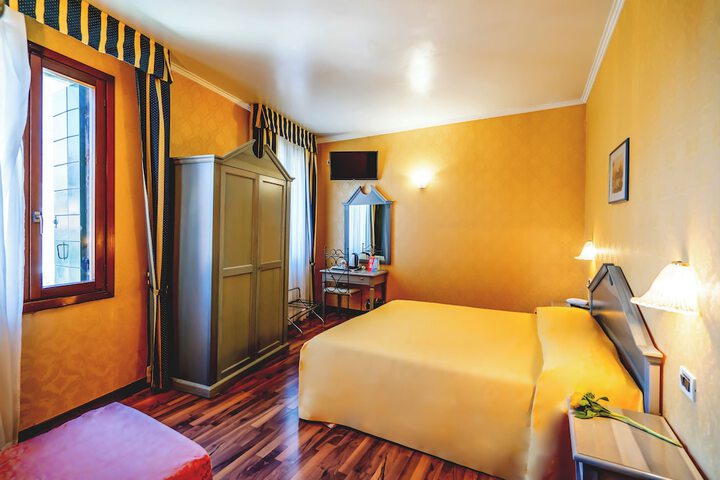 Room 32 of 73